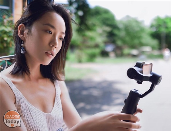 Na zadní straně je připraven 2,4" dotekový displej