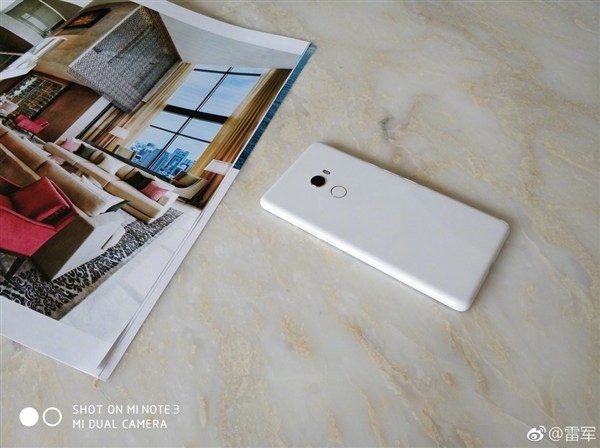 Xiaomi Mi MIX 2 v bílé