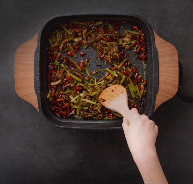 Vnitřní stěny jsou pokryty nelepivým povlakem