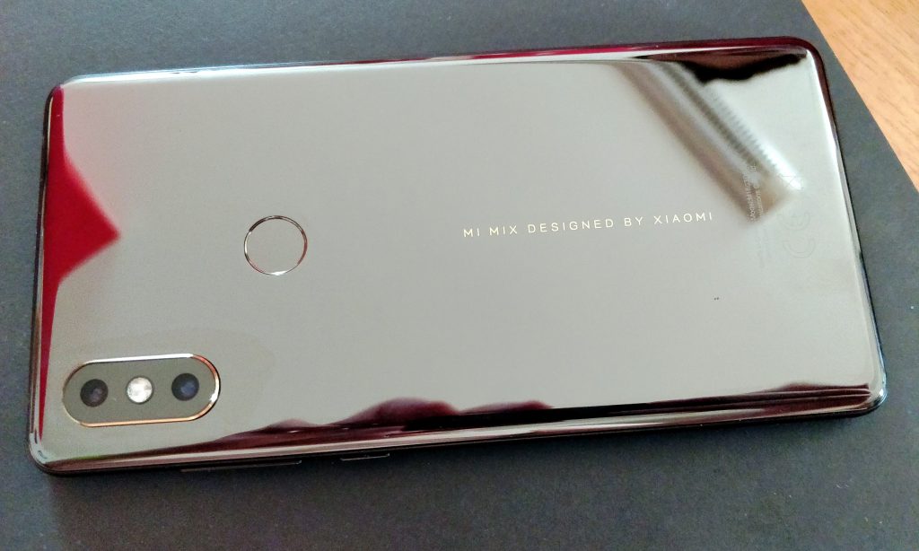 Keramická zadní strana s foťákem a čtečkou