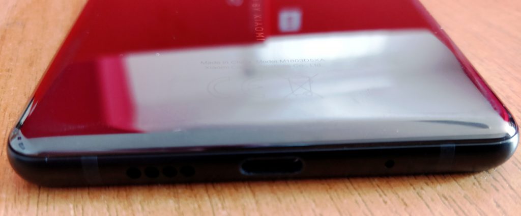 Spodní hrana s konektorem a reproduktorem