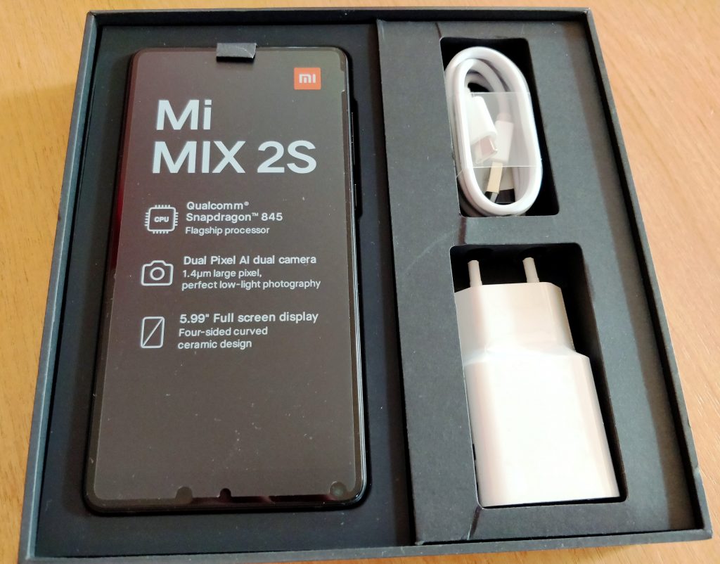 Telefon, nabíječka a kabel