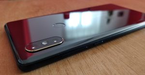 Tlačítka na pravé hraně telefonu