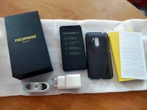 Obsah balení Poco F1