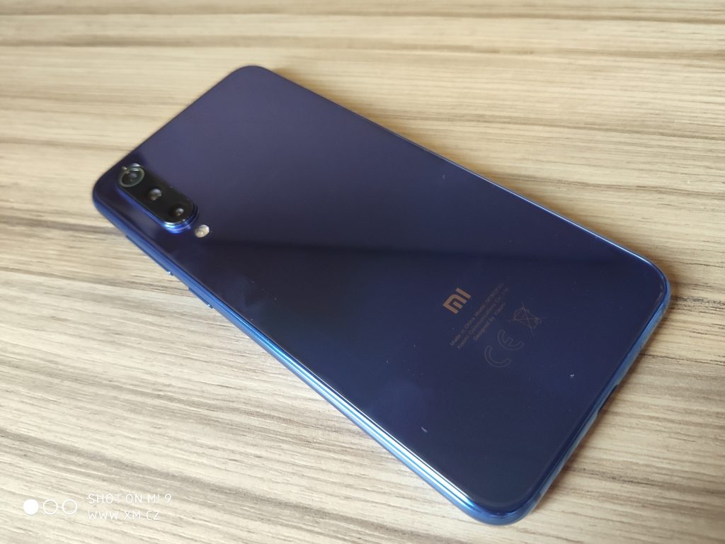 Telefon v barvě Ocean Blue