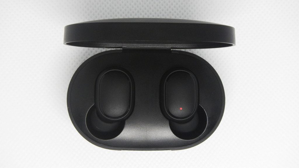 Součástí balení je také nabíjecí krabička