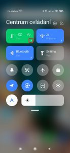 Klepněte na malou šipku v pravém dolním rohu dlaždice pro vypnutí a zapnutí mobilních dat