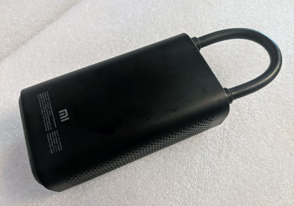 Recenze Xiaomi Mi Portable Electric Air Compressor - zadní strana