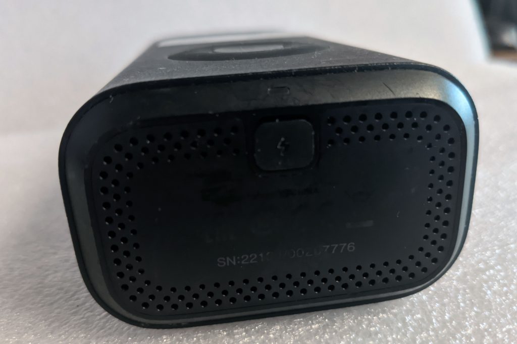 Spodní hrana s nabíjecím konektorem