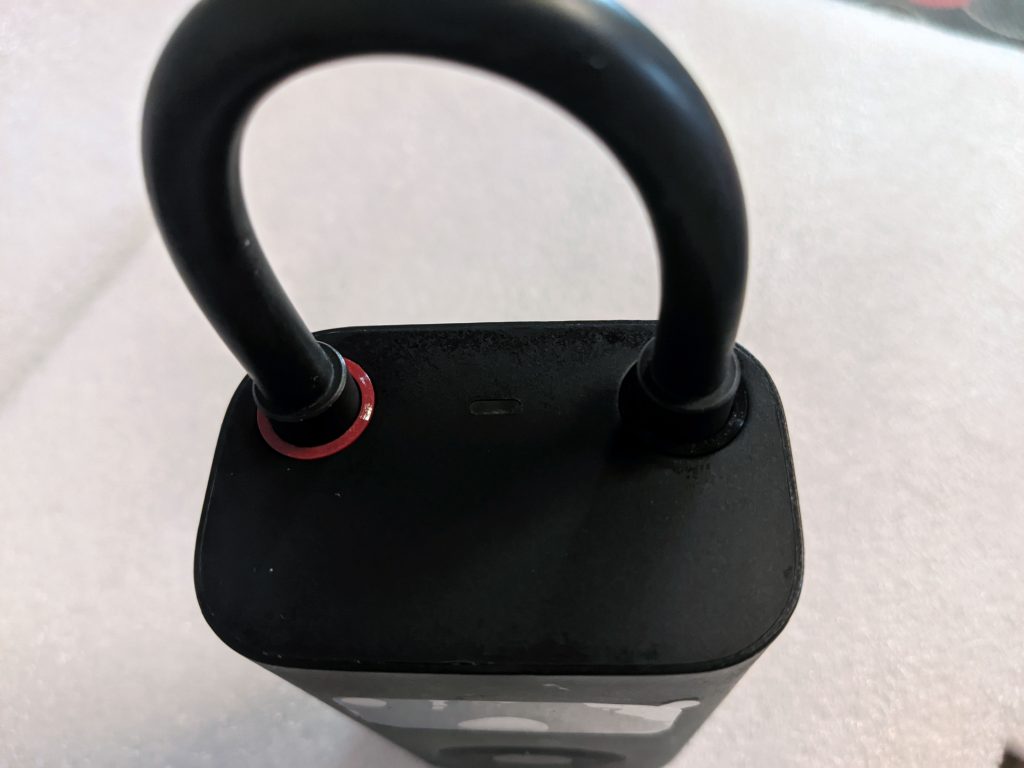 Z horní hrany ústí hadička