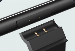 Lampička se pomocí držáku velice snadno připevní k horní hraně počítačového monitoru