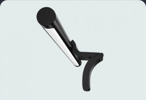 Lampička se pomocí držáku velice snadno připevní k horní hraně počítačového monitoru