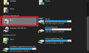 V sekci Tento počítač-Zařízení a jednotky byste měli vidět svůj telefon, který bude mít ikonu fotoaparátu