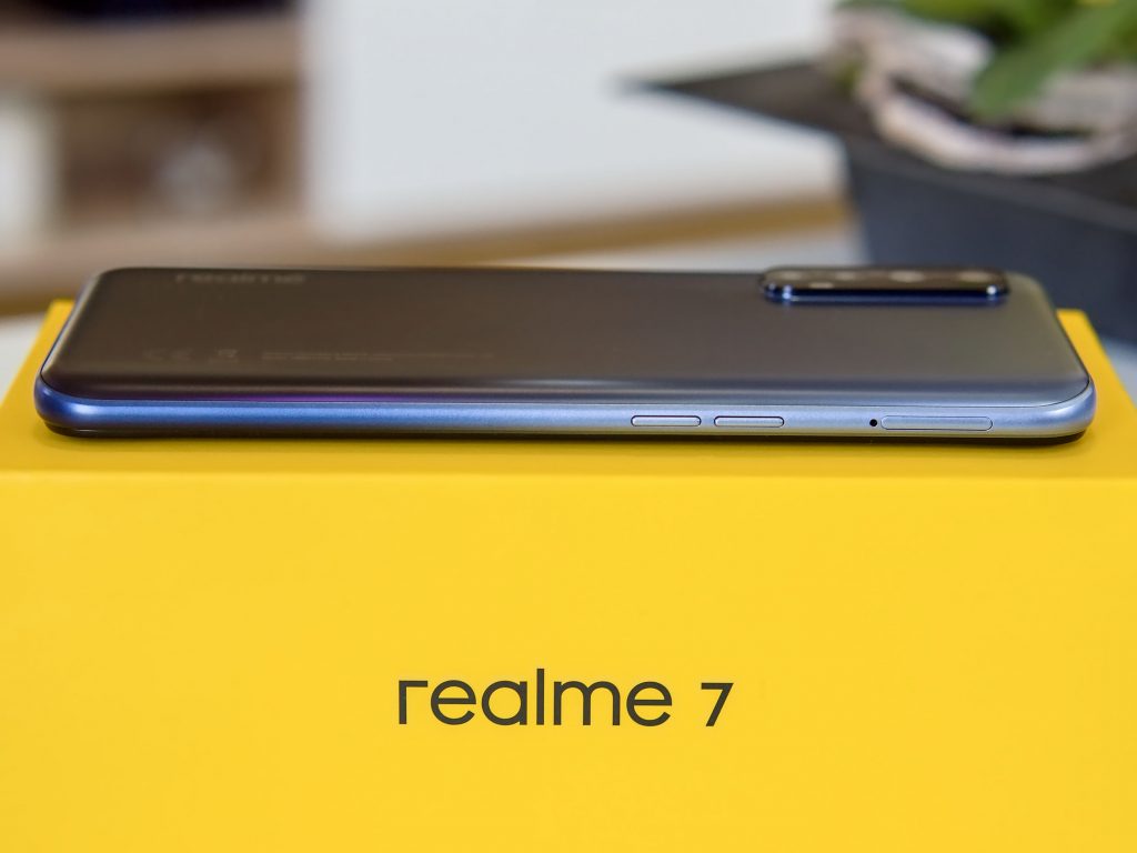 Realme 7 boční strana