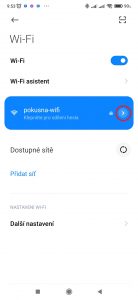 Klepněte na malou šipku vedle názvu Wi-Fi