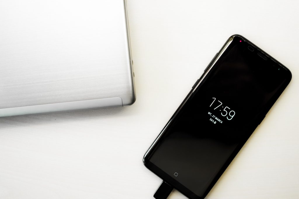 Nabíjet telefon přes noc, nebo raději ne?
