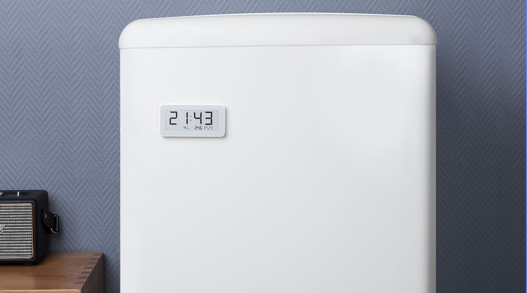 Hodiny lze díky magnetu umístit na ledničku