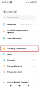 Přejděte do sekce SIM karty a mobilní sítě
