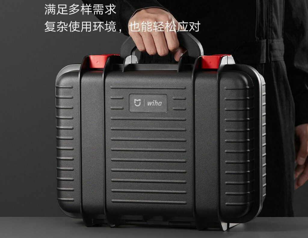 Zesílená rukojeť kufru umožňuje přenášení bez přílišné námahy