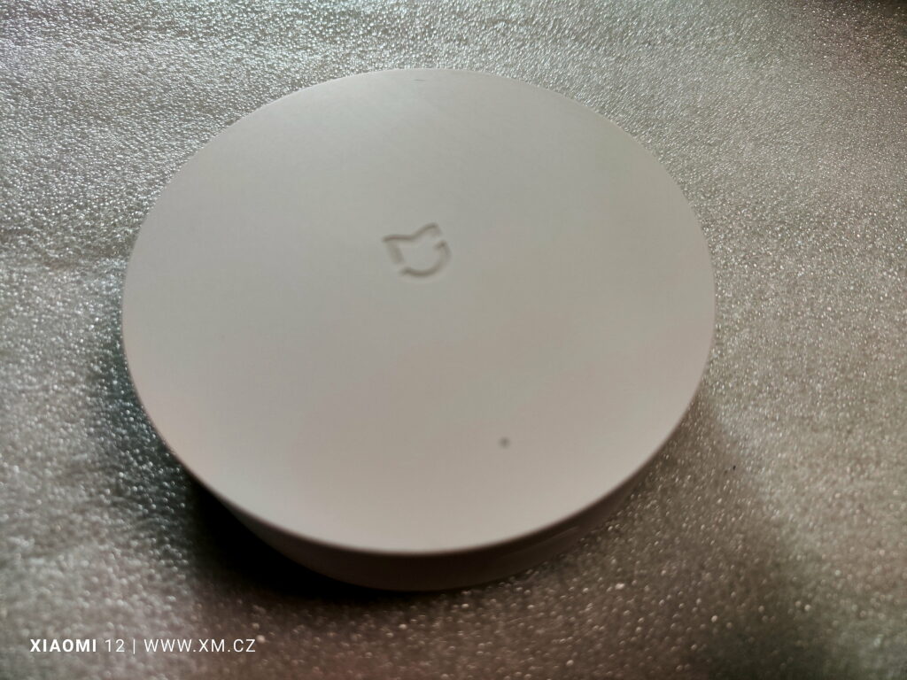 Zařízení má tvar puku