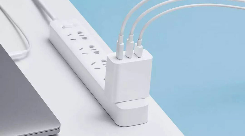 Možnost současného nabíjení tří zařízení