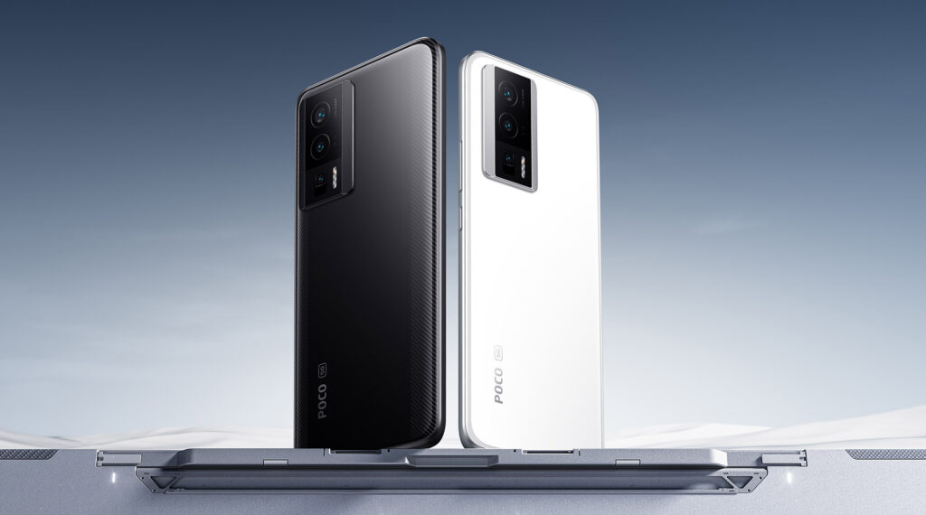 Telefon je k dispozici v černé, nebo bílé variantě