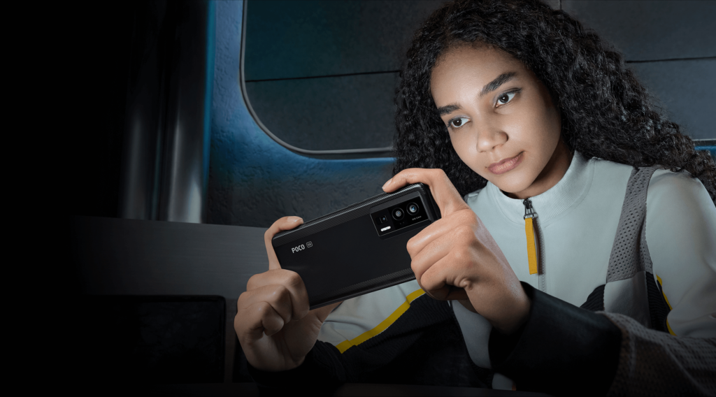 Poco F5 Pro má na zadní straně tři foťáky