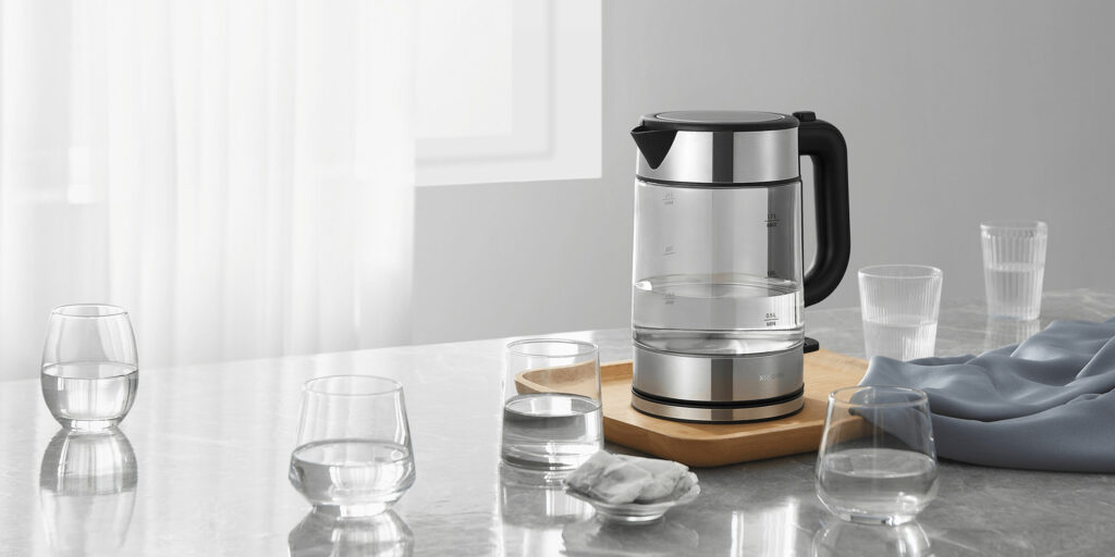 Najednou uvaří vodu pro až sedm šálků