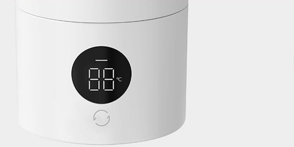 LED displej ve spodní části zobrazuje aktuální teplotu