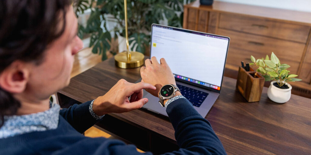 Z hodinek Amazfit Balance je možné telefonovat