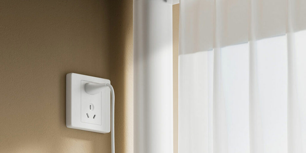 Závěsy je nutné připojit do elektrické zásuvky