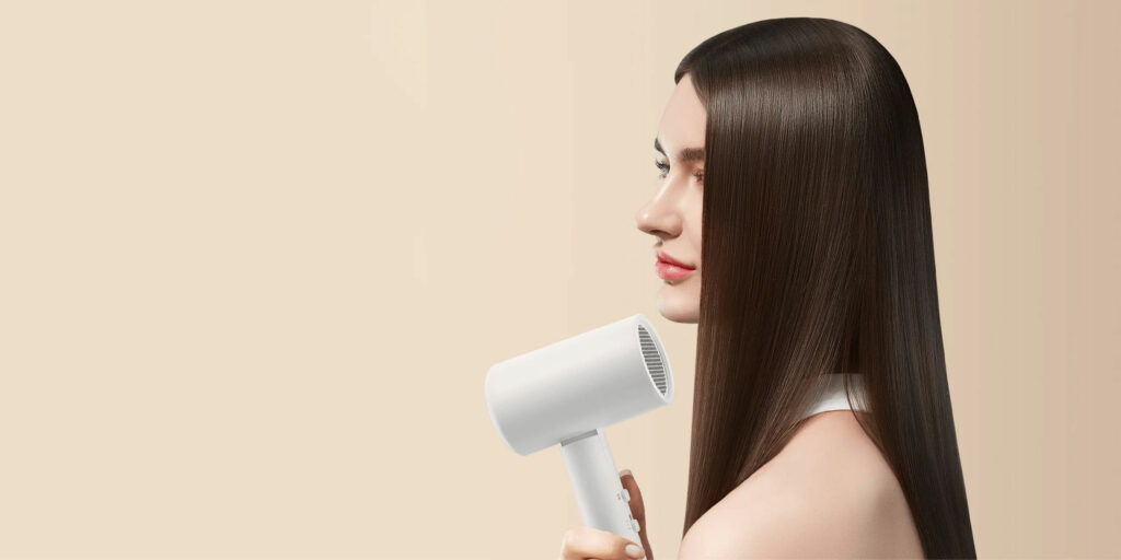 Ionty neutralizují statickou elektřinu, vyhlazují krepaté vlasy a činí je nadýchanými, hladkými a lesklými