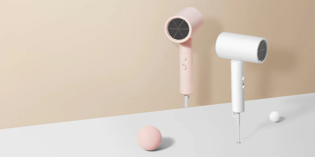 Kompaktní fén Xiaomi s ionizací je ideální na cesty. Stojí 499 Kč