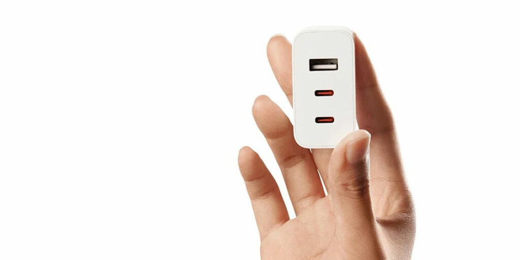 Nabíjecí adaptér Xiaomi 67W GaN Charger 2C1A je relativně kompaktní