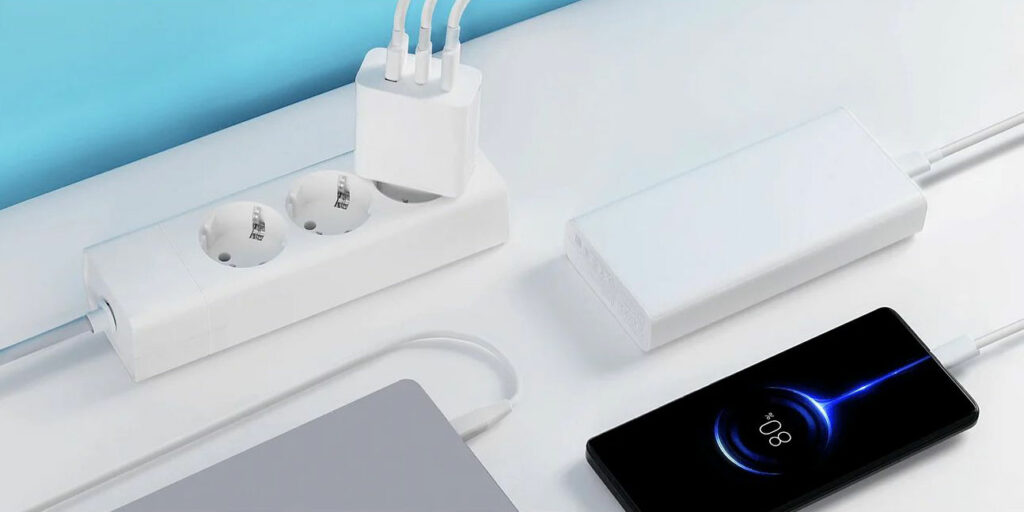 Nabíječka disponuje třemi porty, ke kterým lze připojit najednou až tři zařízení