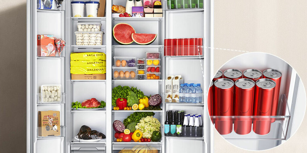 Do dveří se vejdou plechovky ve dvou řadách