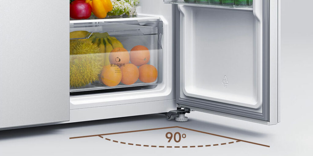 Dveře chladničky se dají otevřít do úhlu 90 stupňů