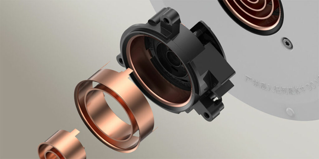 Konvice je vybavena termostatem, který neustále monitoruje její teplotu