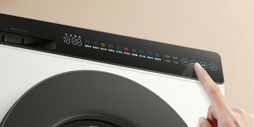 V horní části se nachází široký dotykový ovládací panel