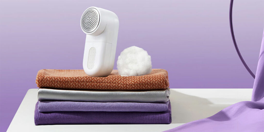 Odžmolkovač Xiaomi dokáže odstraňovat žmolky z oblečení různých barev