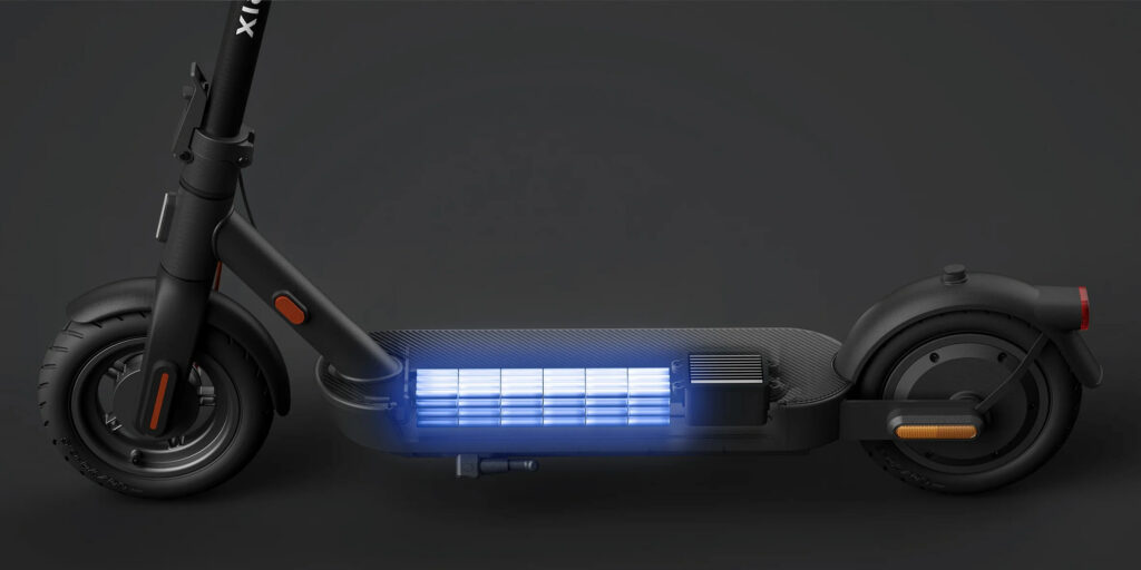 Baterie má kapacitou 10000 mAh (468 Wh)