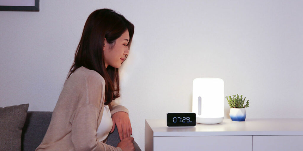 Chytrá lampička na noční stolek se připojuje k Wi-Fi