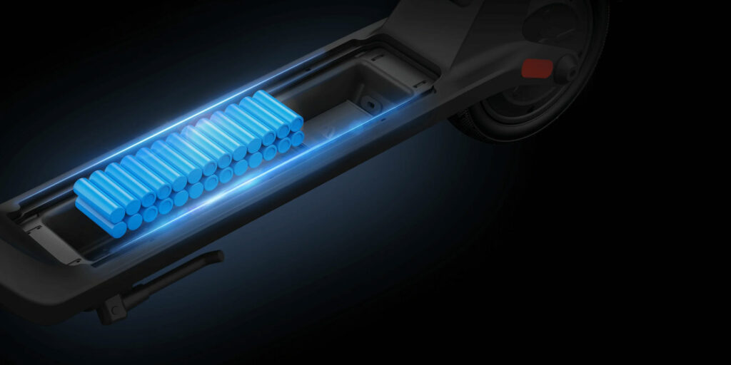 Elektrickou energii zajišťuje akumulátor s kapacitou 9600 mAh