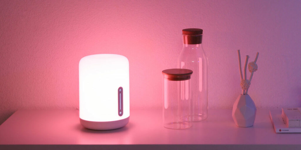 Lampička může svítit barevným světlem