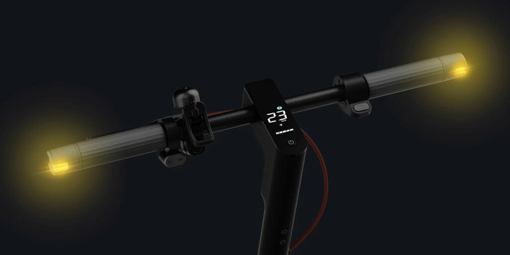 Oranžové ukazatele směru (blinkry) integrované do konců řídítek