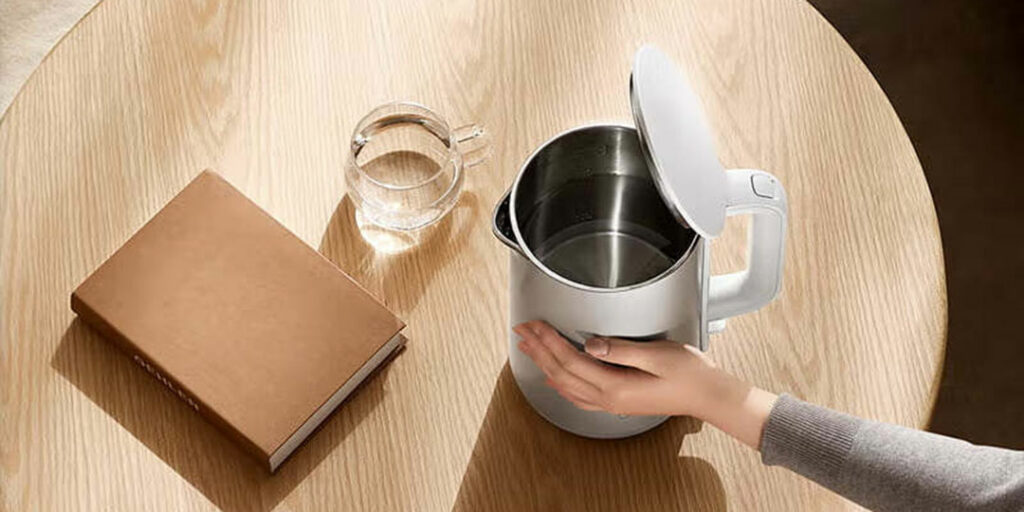 Díky dvojitému plášti se o konvici nespálíte