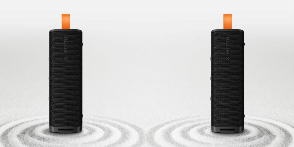 Dva reproduktory poskytují stereofonní zvuk