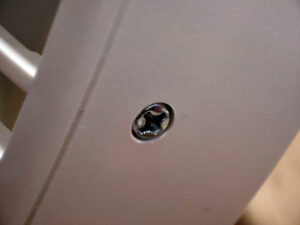 Krok číslo 9 – zajištění předního krytu šroubkem