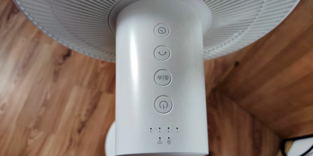 Tlačítka na těle ventilátoru