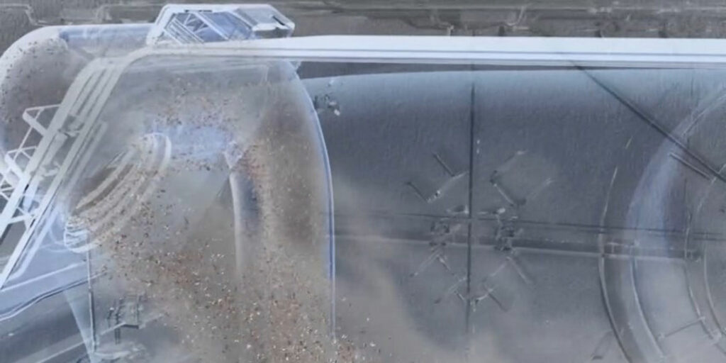 Ukládání posbíraného prachu a nečistot do nádobky na odpad v dokovací stanici